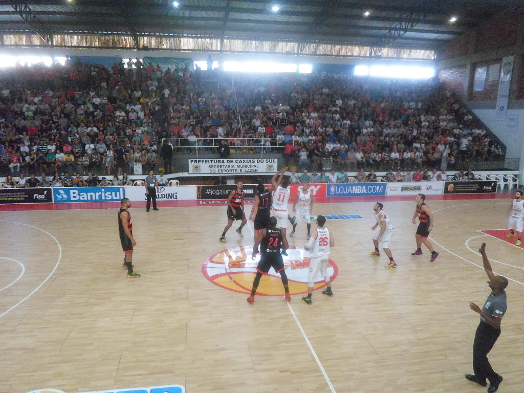 Caxias X Flamengo jogaram para casa cheia no Ginásio do Vascão. (Foto: Gilberto Júnior)