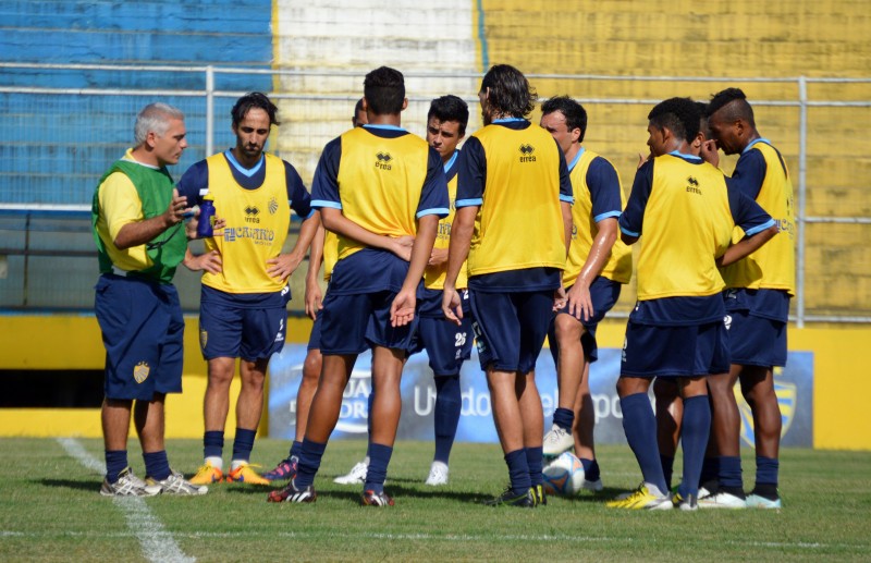 Fabiano comandando o último treino antes da viagem (Foto: Divulgação/Assessoria E.C. Pelotas)