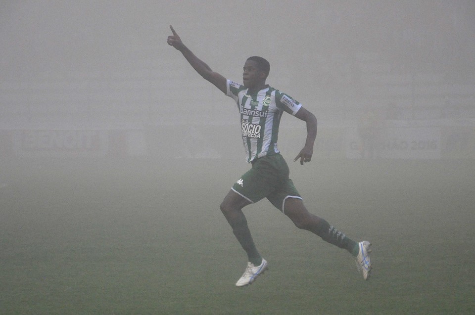 Neguete fez o gol de empate aos 49 minutos do segundo tempo. (Foto: Arthur Dalegrave)