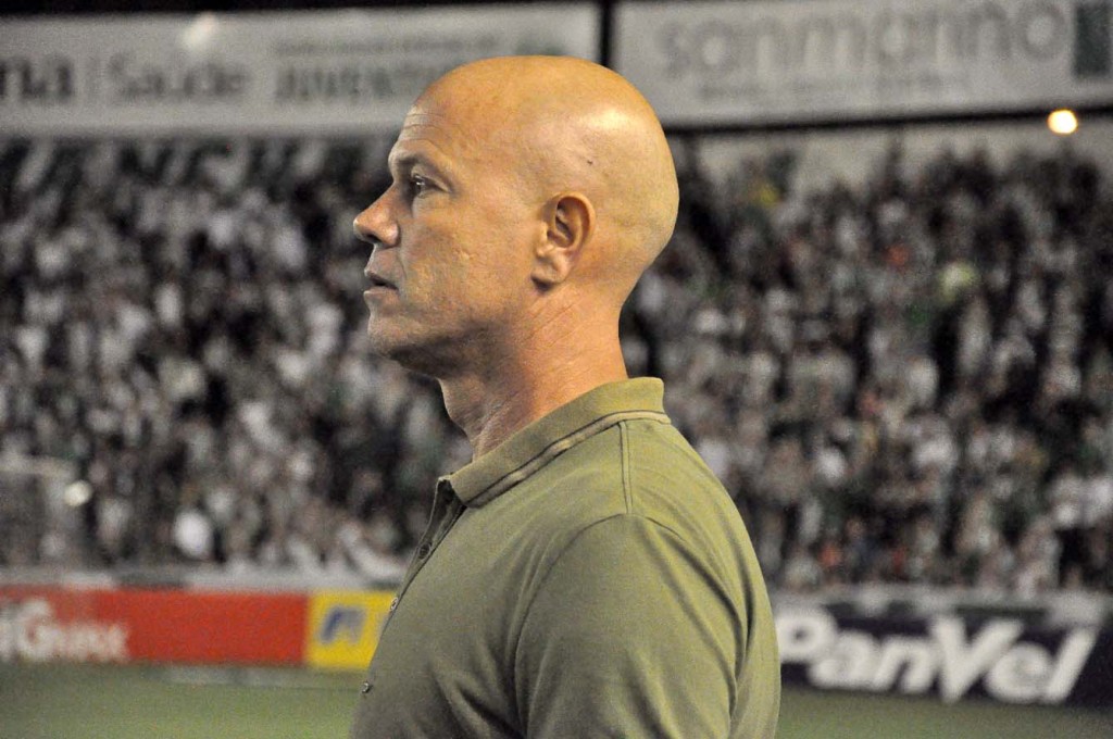 Técnico Antônio Carlos preserva jogadores (Foto: Arthur Dallegrave / E.C.Juventude)