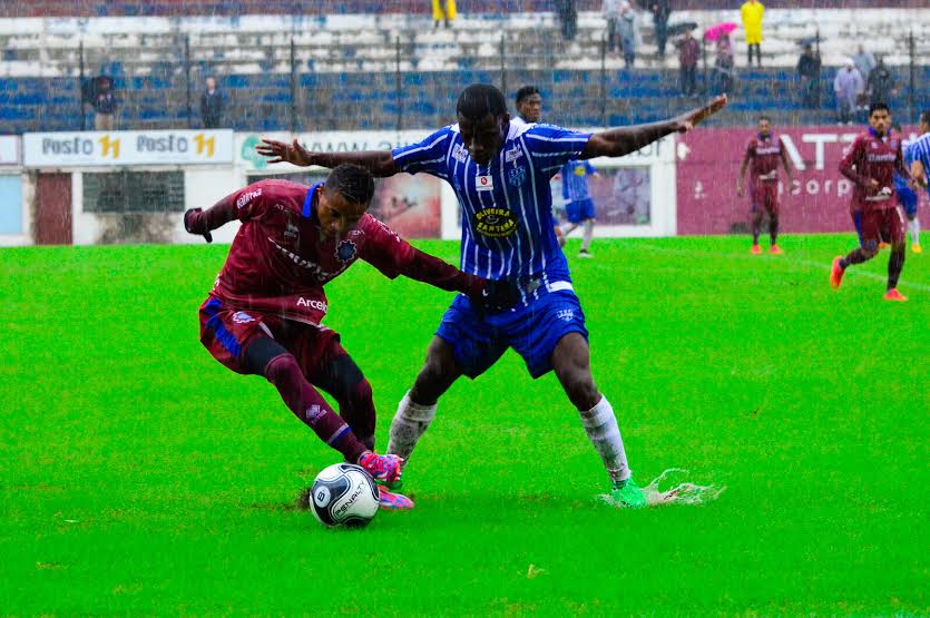 Gramado molhado dificultou as condições de jogo. (Foto: Geremias Orlandi/Divulgação)