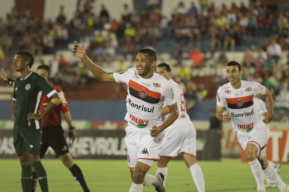 Felipe Garcia marca o seu quarto gol na Série B do Campeonato Brasileiro (Foto: Carlos Insaurriaga/GE Brasil)