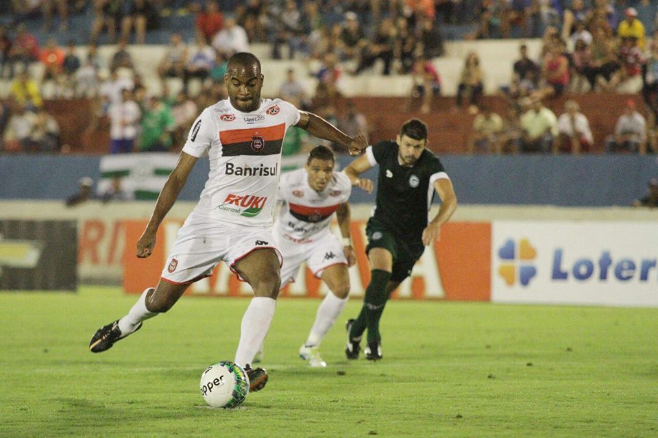 Substituto de Marcos Paraná, Nena desperdiça boa chance de ampliar a vantagem (Foto: Carlos Insaurriaga/GE Brasil)