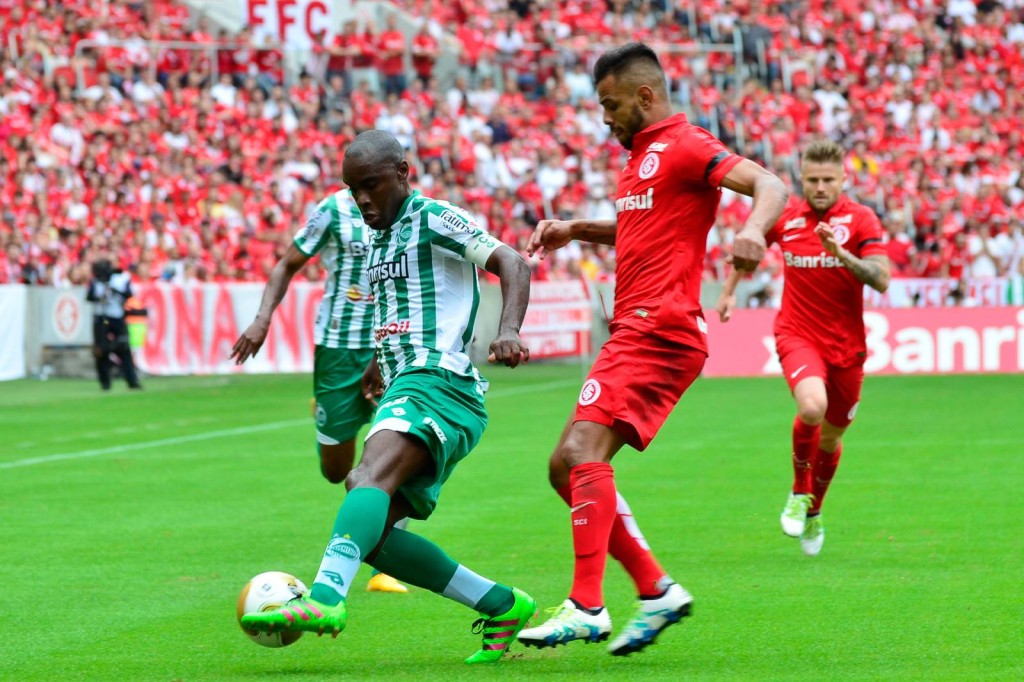 Hugo não conseguiu vencer a marcação adversária. (Foto: Arthur Dalegrave)