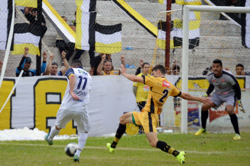 Gilian no empate sem gols contra o São Gabriel: atacante vem ganhando sequência (Foto: Luís Gustavo Amaral)