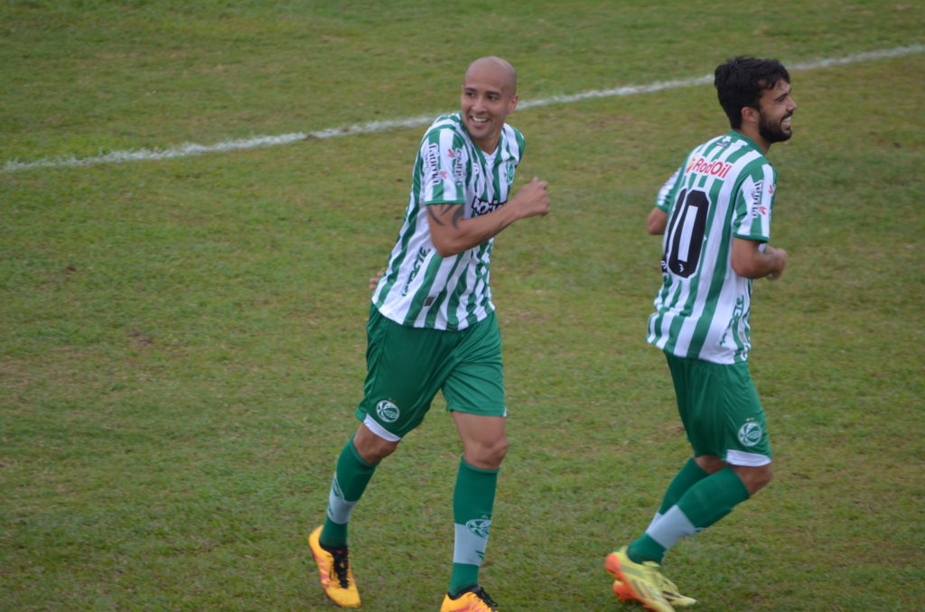 Hugo marcou três gols na vitória alviverde. (Foto: Wagner Golle)