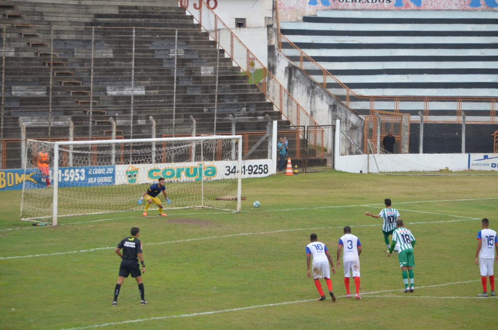 Wallacer cobrando pênalti, fez o quinto gol alviverde. (Foto: Wagner Golle)