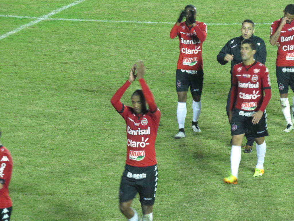 Cirilo e Teco disputam vaga na zaga (Foto: Vitor Azocar/Rede Esportiva)