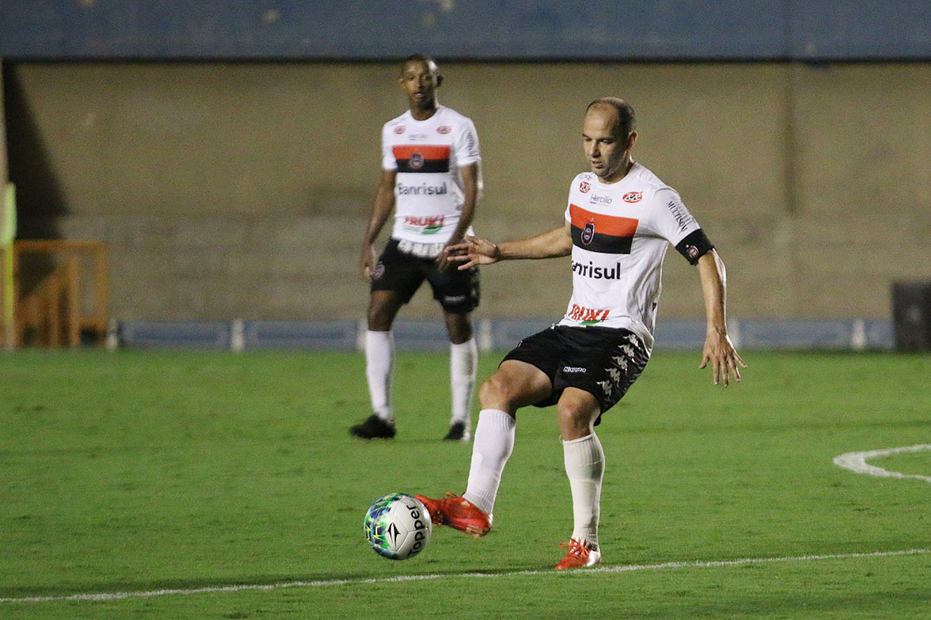 Leandro Leite em jogo contra o Atlético Goianiense, no primeiro turno (Foto: Jonathan Silva/.G.E Brasil)