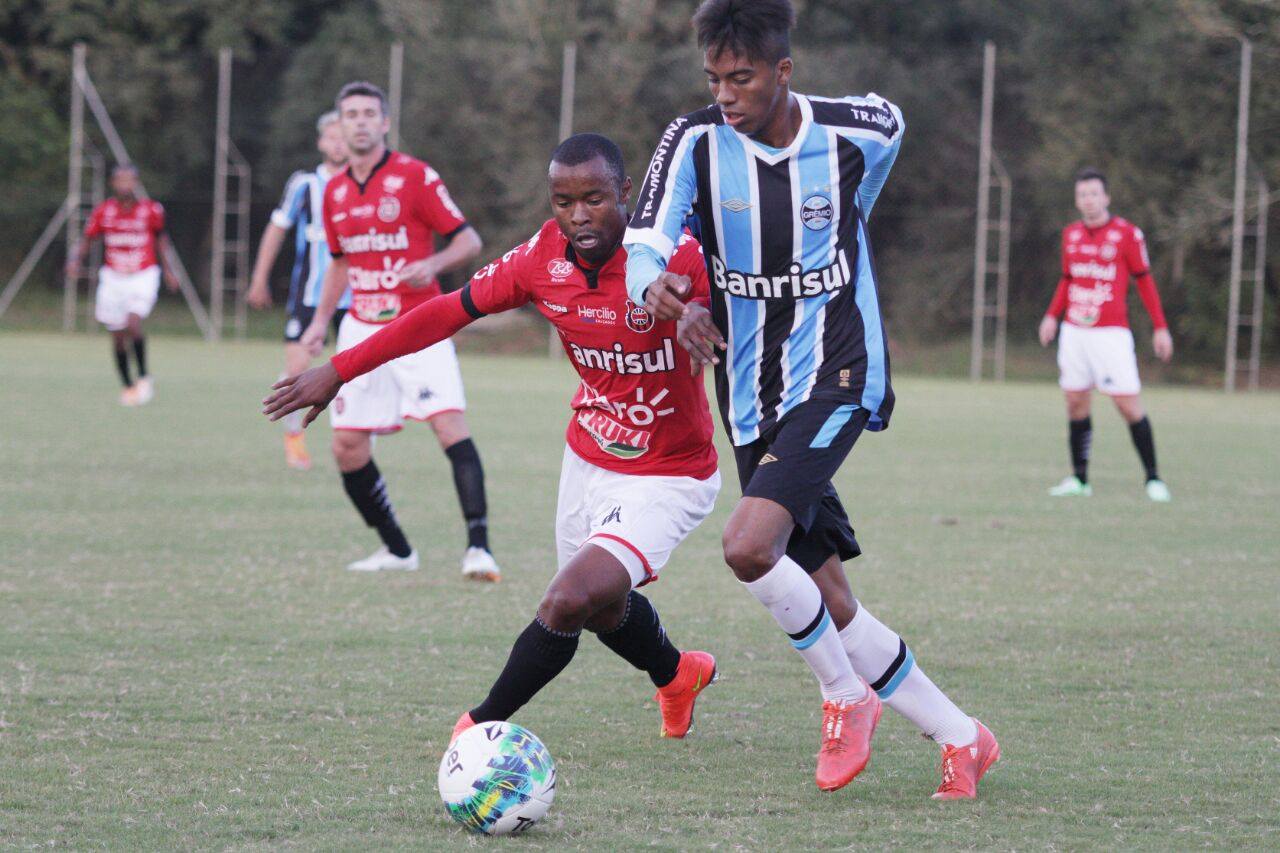 Marcão em ação em jogo-treino contra o Grêmio, antes do início da Série B (Foto: Carlos Insaurriaga/GE Brasil)