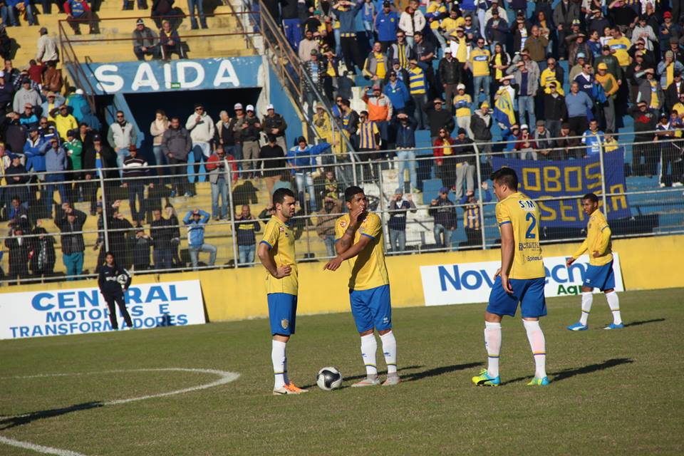 Bola parada foi a principal arma das equipes na primeira etapa. (Foto: Vitor Azocar/ Rede Esportiva)