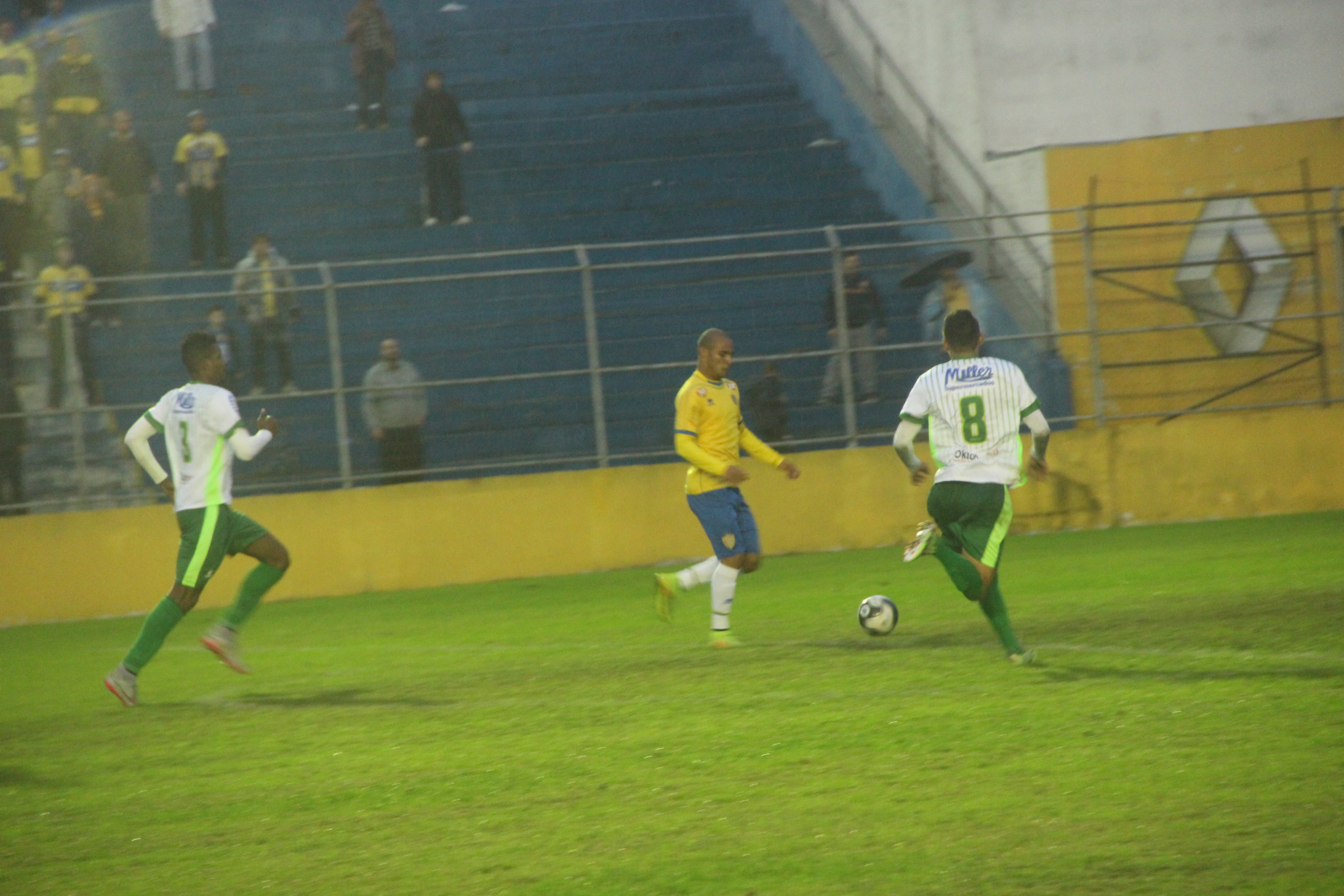 Arilson pode aparecer entre os titulares (Foto: Vitor Azocar/Rede Esportiva)