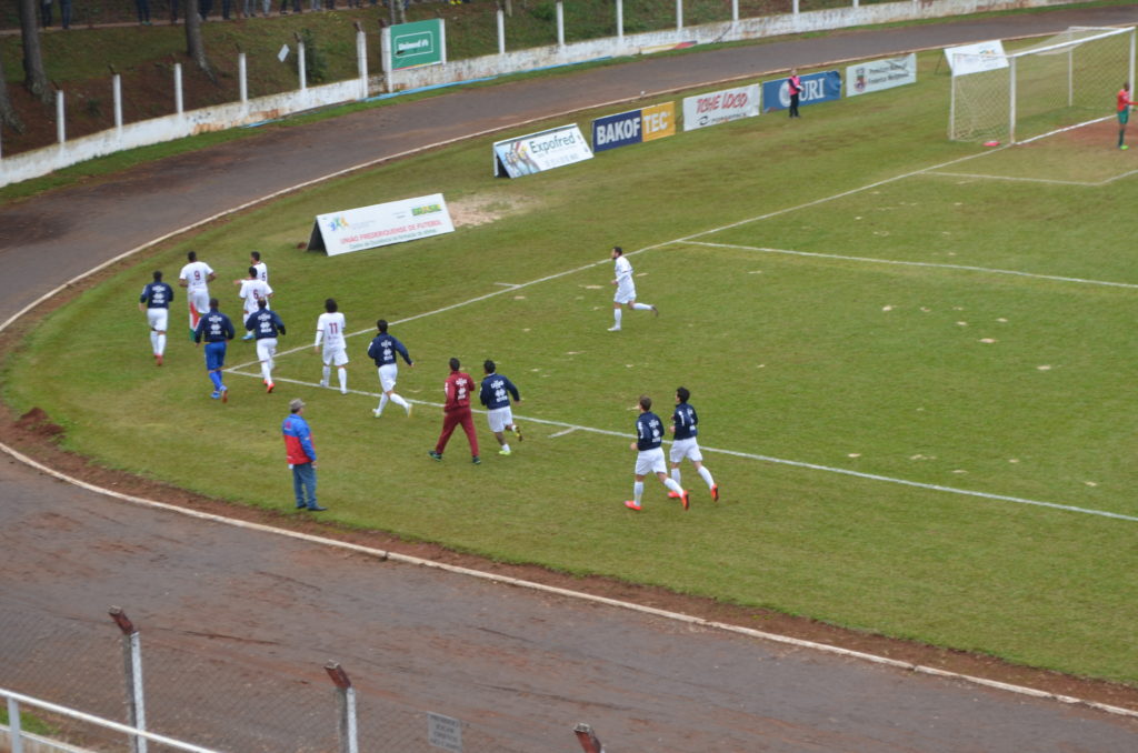 Jajá comemorou o gol da vitória, junto aos seus companhaeiros. (Foto: Gilberto Júnior)