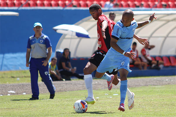 Em agosto de 2015, Londrina levou a melhor por 2 a 1 no estádio do Café (Foto: Carlos Insaurriaga/G.E. Brasil)