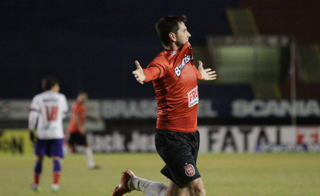 Teco revezou a titularidade na zaga com Cirilo (Foto: Carlos Insaurriaga/GE Brasil_