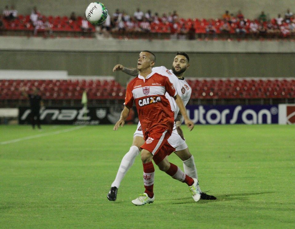 Weldinho foi bastante acionado no ataque ao longo do primeiro tempo (Foto: Carlos Insaurriaga/GE Brasil)