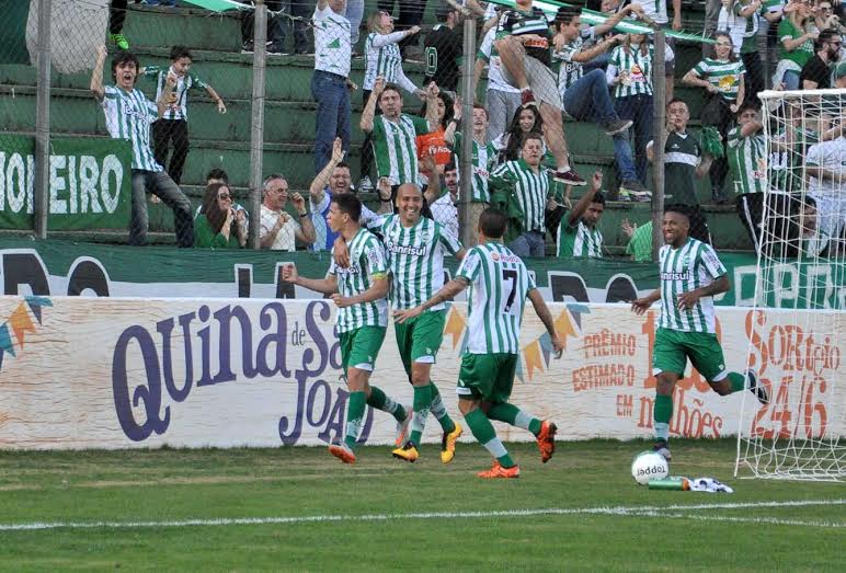 Roberson marcou dois gols na vitória esmeraldina. (Foto: Arthur Dalegrave)