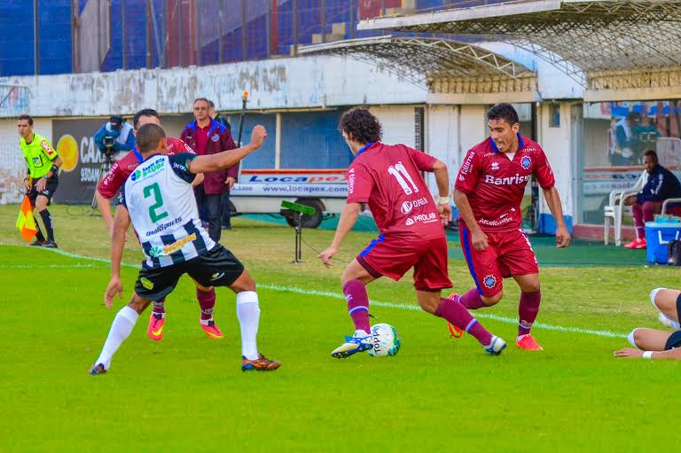 No campo de jogo, o Caxias foi superado pelo Maringá. (Geremias Orlandi/Divulgação)