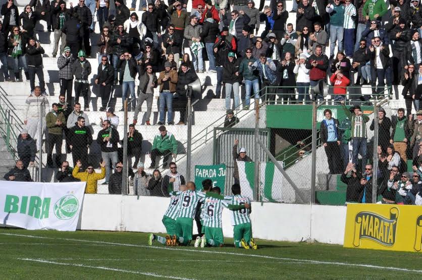 Jogadores do Juventude comemoraram junto à papada. (Foto: Arthur Dalegrave)