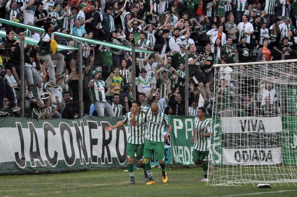 Melhor em campo, Roberson completou a goleada. (Foto: Arthur Dalegrave)