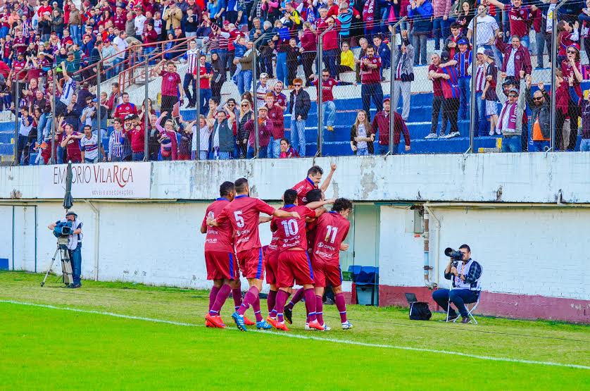 Jogadores comemoraram o titulo junto ao torcedor. (Geremias Orlandi/Divulgação)