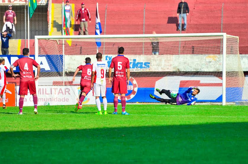 Destaque grená, Marcelo Pitol pegou um pênalti batido por Marcelinho Paraíba. (Foto: Geremias Orlandi/Divulgação)