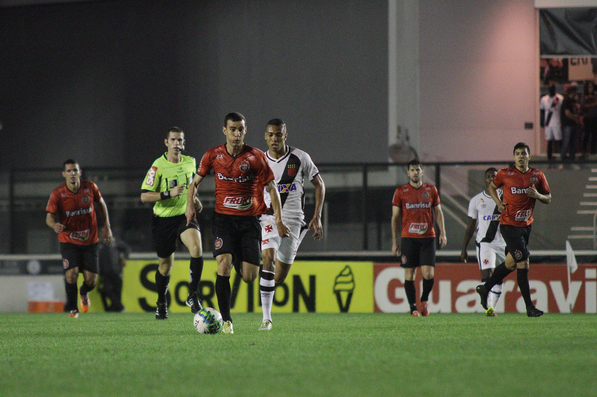 Sob a sombra de Clébson, Diogo Oliveira deve iniciar entre os 11 (Foto: Carlos Insaurriaga/G.E. Brasil)