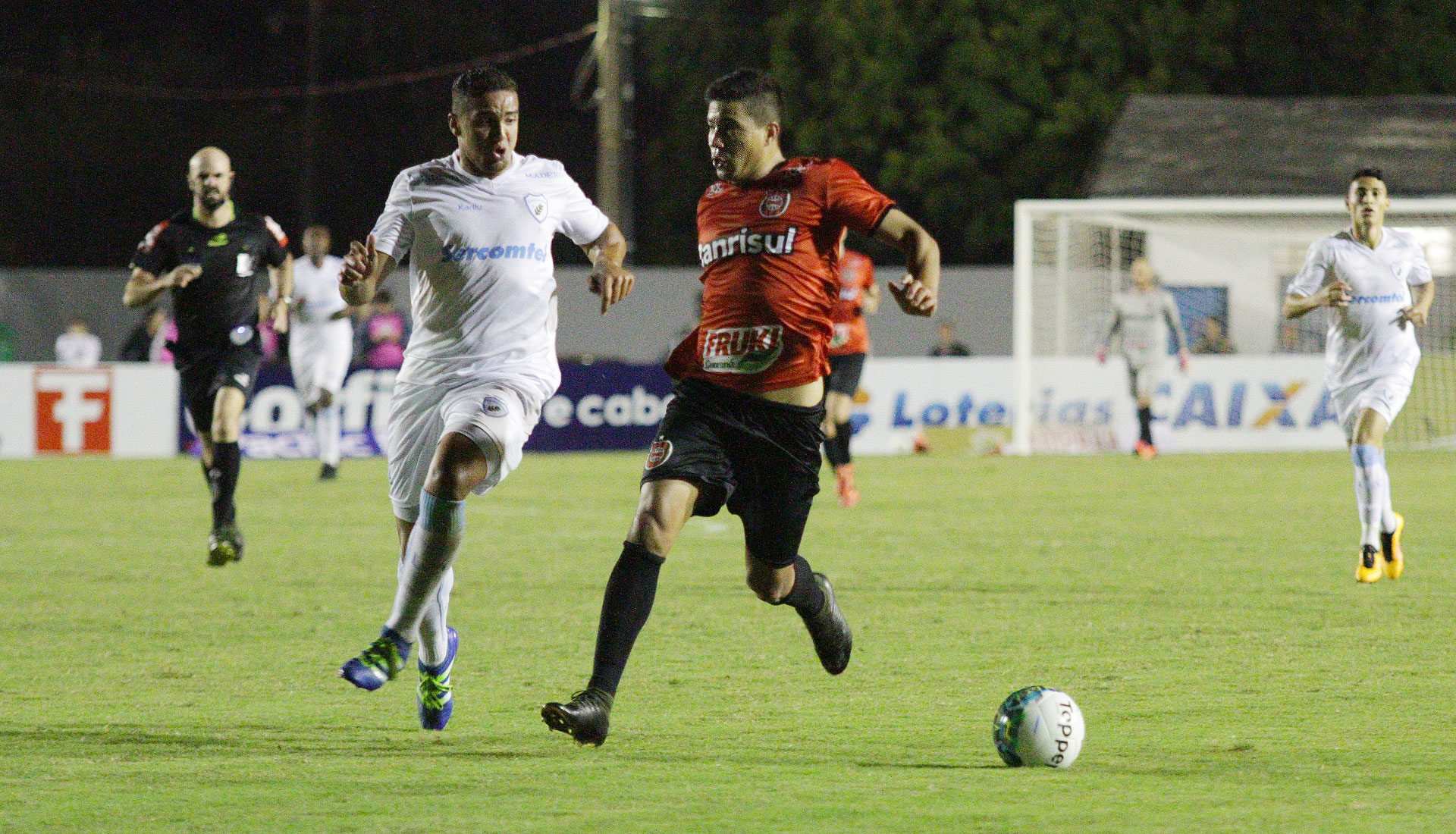 Nem é uma das opções para começar como titular (Foto: Carlos Insaurriaga/G.E. Brasil)