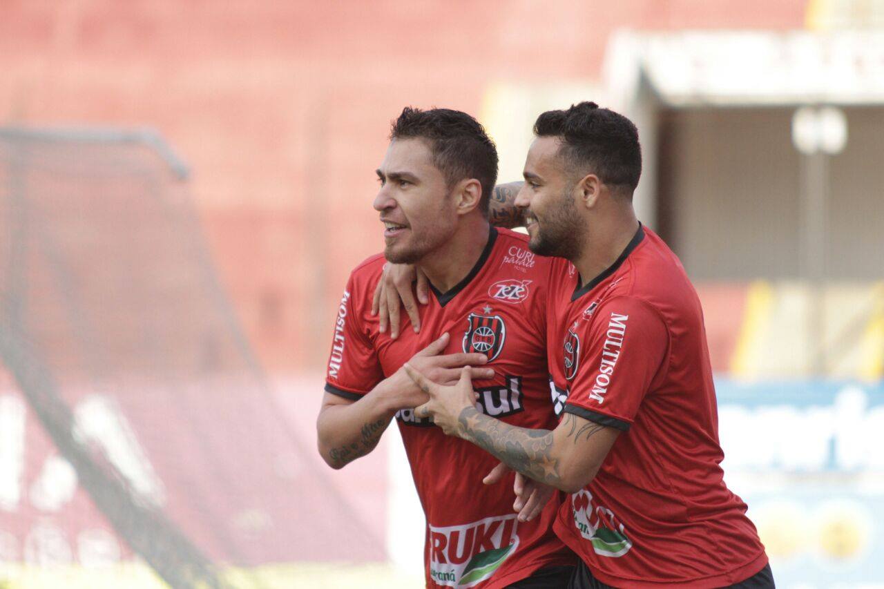 Autor de um gol na vitória sobre o Joinville, Paraná é dúvida diante do Vasco (Foto: Carlos Insaurriaga/G.E. Brasil)