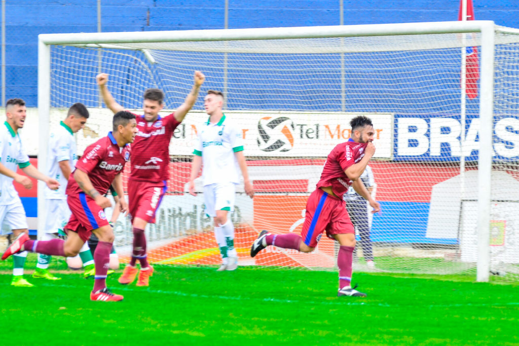 Diego Miranda fez o primeiro gol do clássico. (Geremias Orlandi/Divulgação)