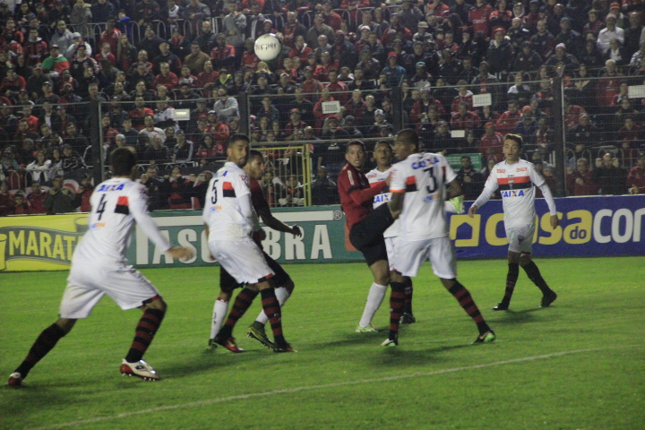 Bola aérea foir arma Xavante, mas não funcionou. (Foto: Vitor Azocar/ Rede Esportiva)