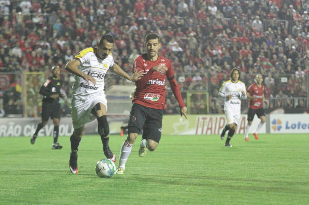 Diogo foi expulso no final do primeiro tempo (Foto: Carlos Insaurriaga/GEB)