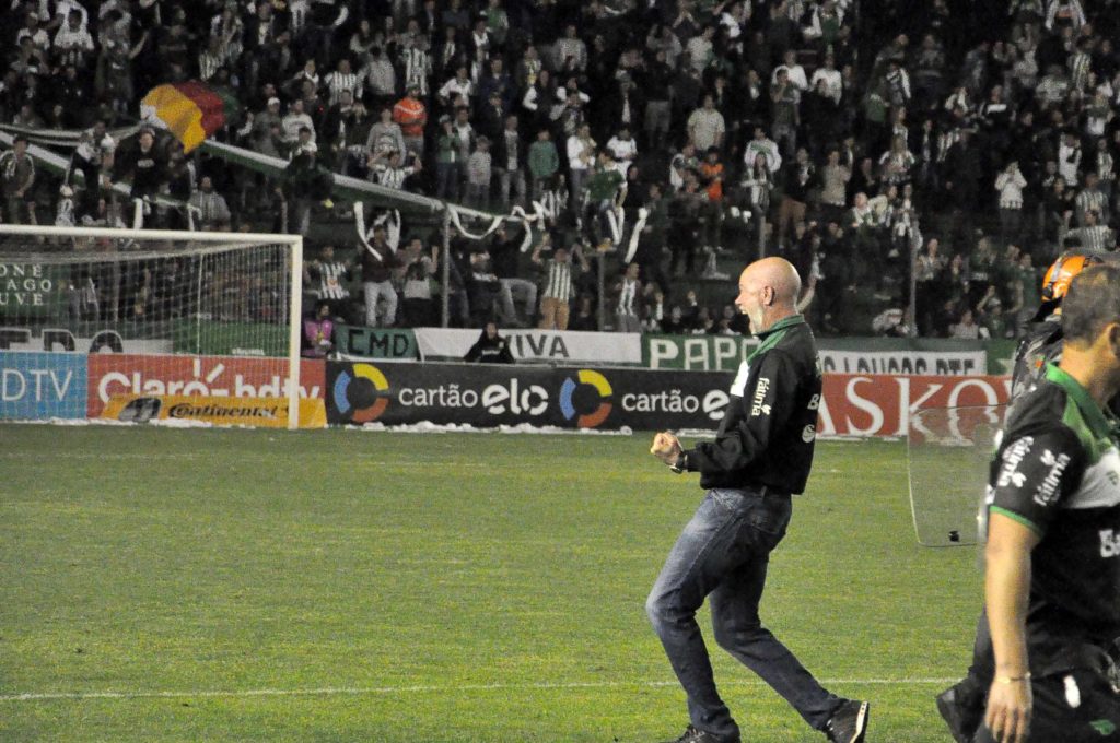 Antônio Carlos comemorou muito a classificação alviverde. (Foto: Arthur Dalegrave)