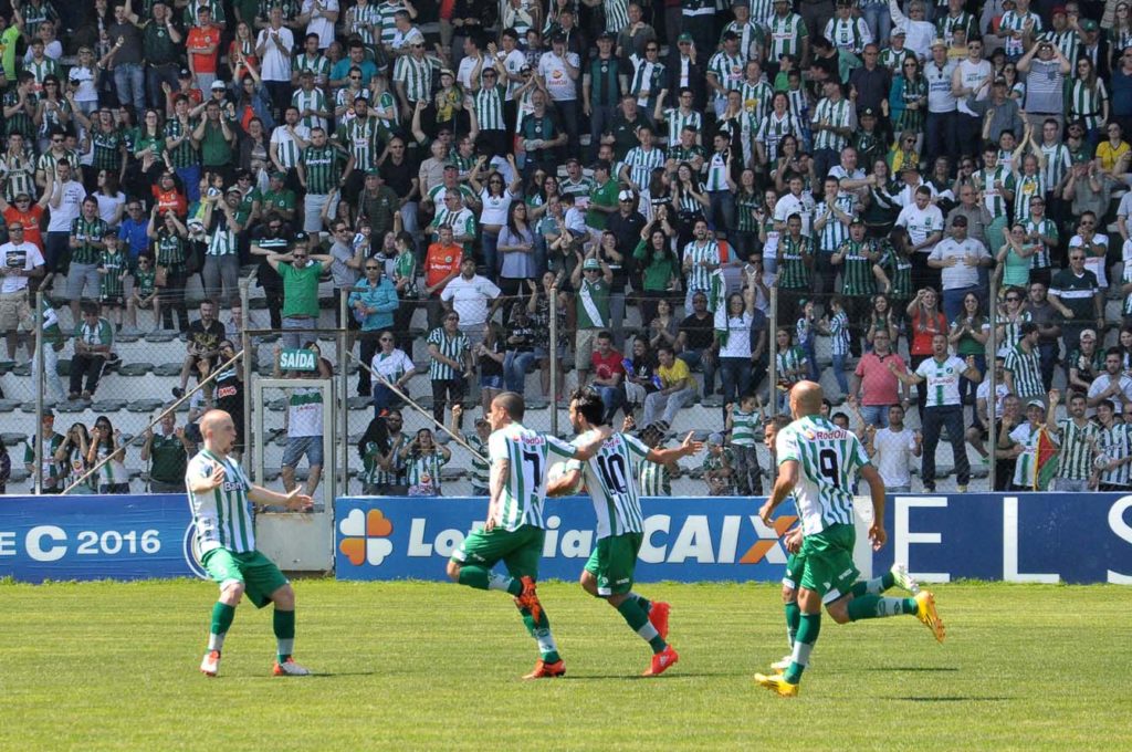 Jogadores comemoraram muito o gol de empate, marcado por Wallacer. (Foto: Arthur Dalegrave)