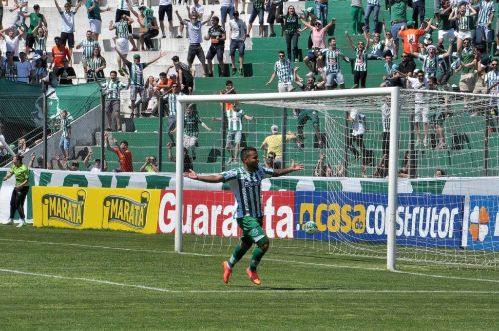 Romarinho marcou um golaço, virando o placar em favor do verdão. (Foto: Arthur Dalegrave)