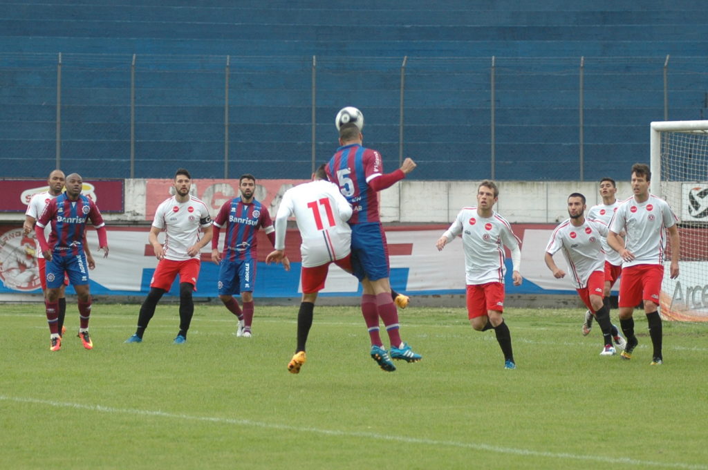 O primeiro gol do Caxias saiu em linda tabela de cabeça. (Foto: Rafael Tomé/S.E.R. Caxias)