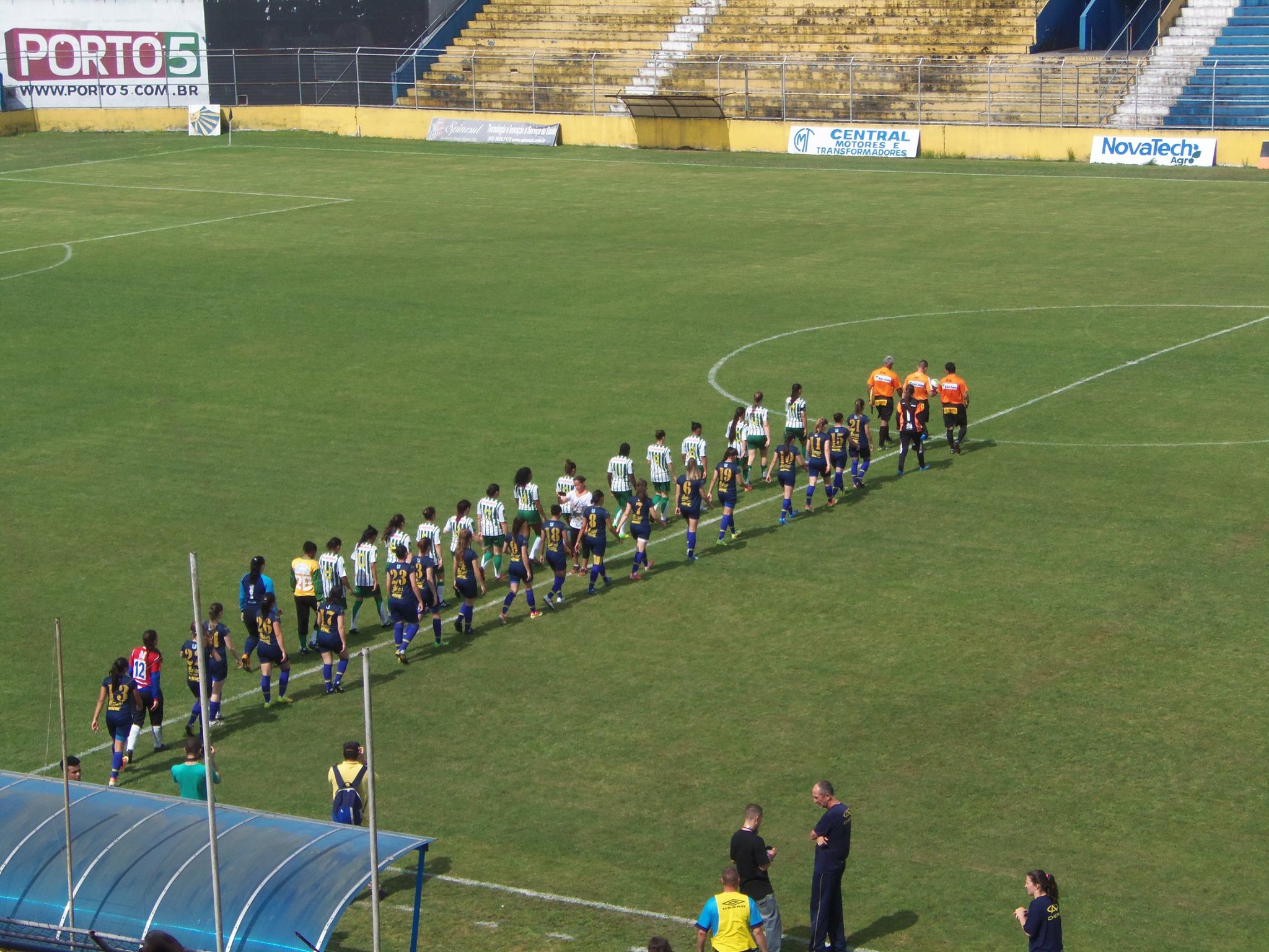 Equipes entram no gramado da Boca do Lobo (Foto: Henrique König/Rádio Federal FM)