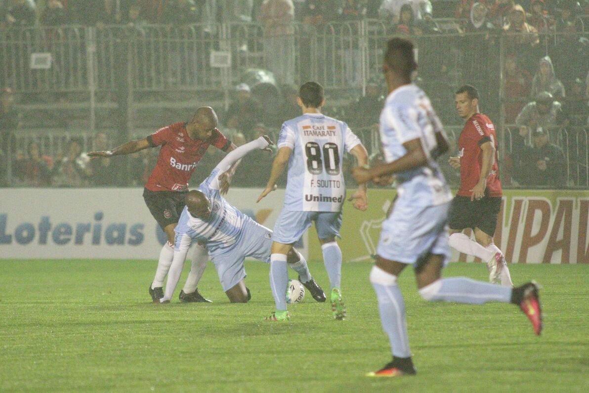 Chuva atrapalhou as equipes (Foto: Carlos Insaurriaga/GE Brasil)