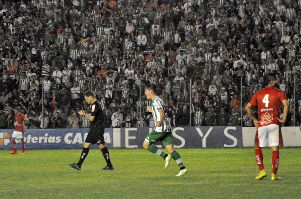 Golaço de Sananduva não evitou a derrota alviverde. (Foto: Arthur Dalegrave)