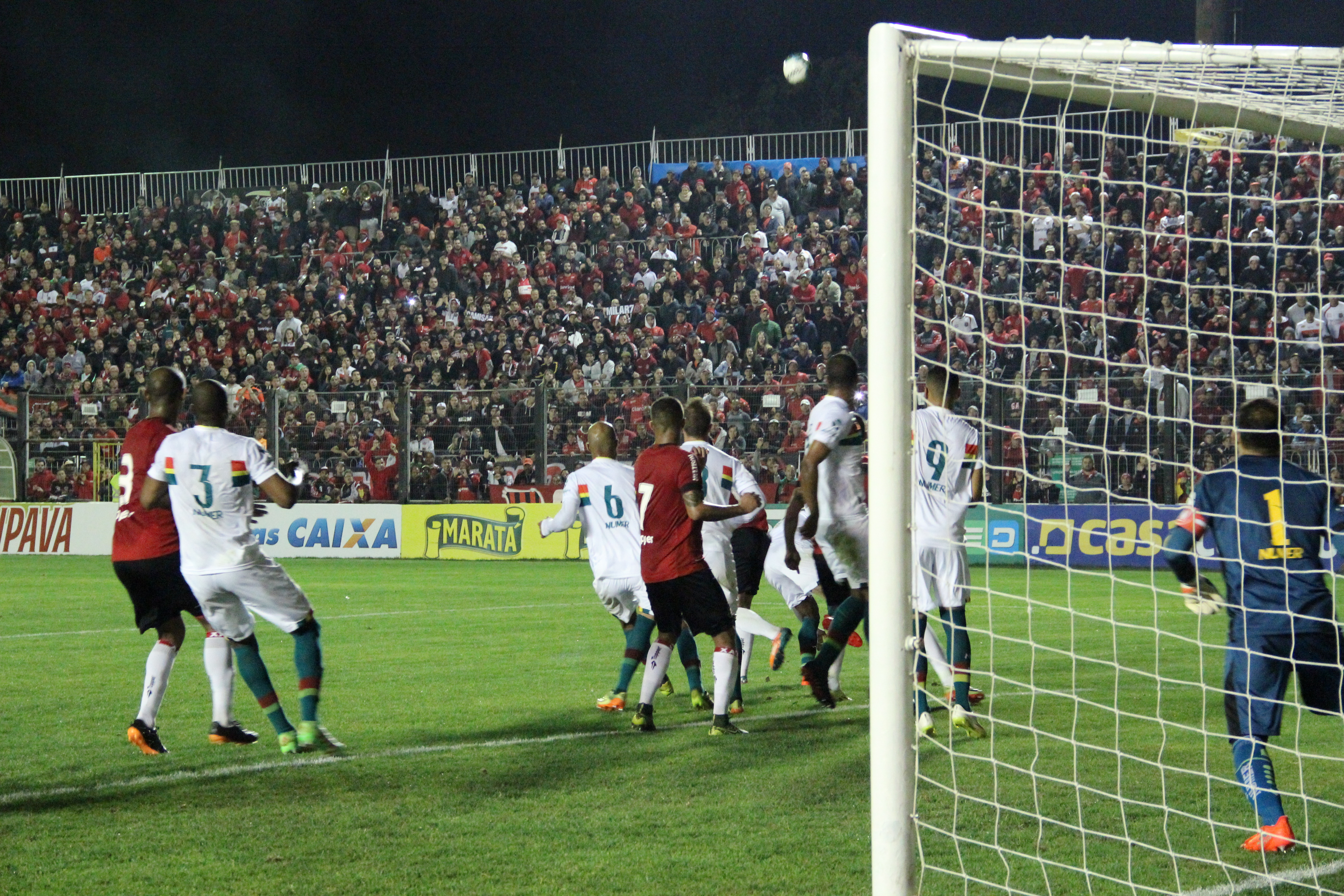 Bola aérea foi arma Xavante, mas sem sucesso na noite de hoje. (Foto: Vitor Azocar/Rede Esportiva)