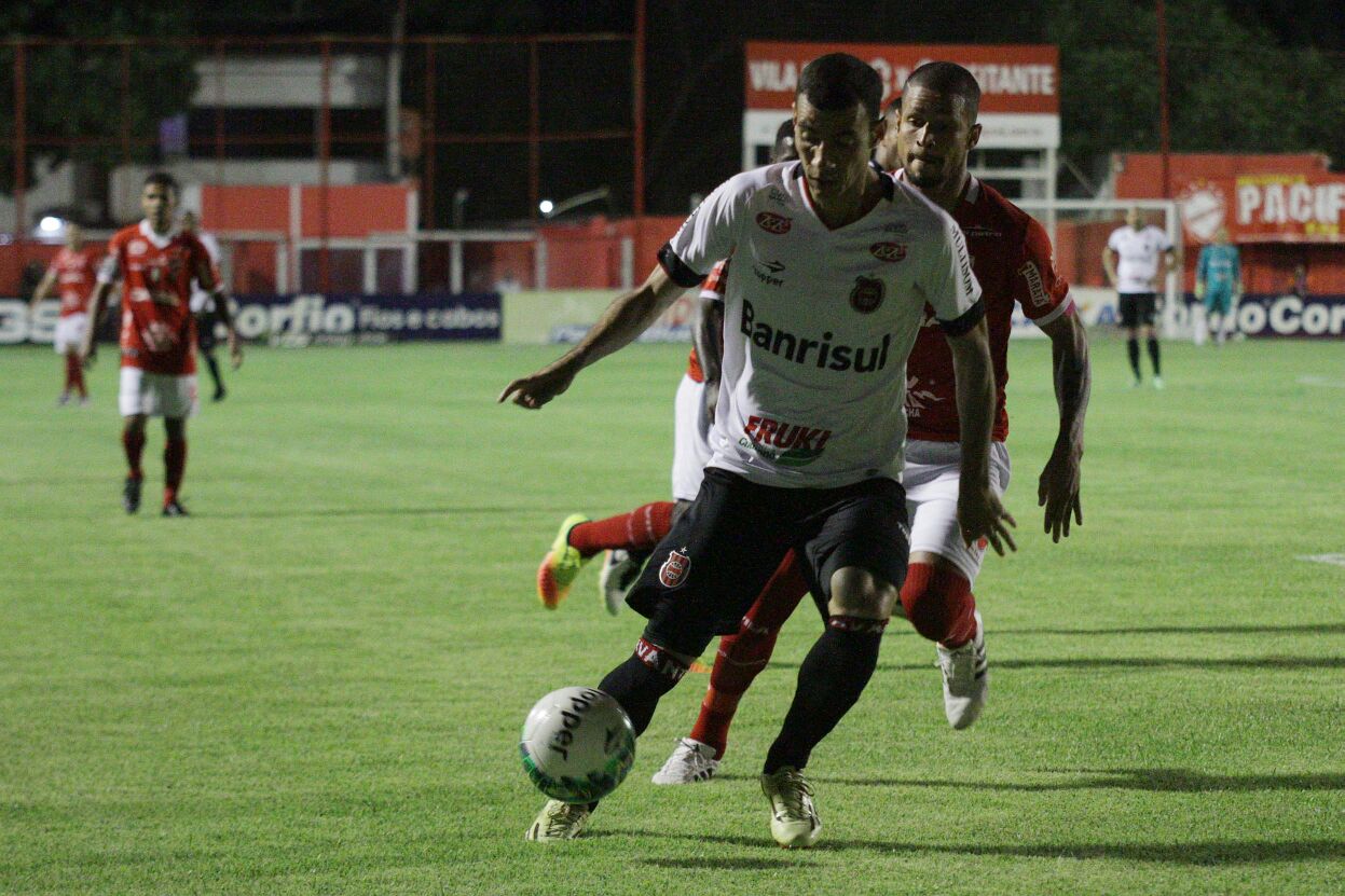 Assim como no jogo contra o Vasco, Diogo foi substituído por Marcos Paraná (Foto: Carlos Insaurriaga/GEB)