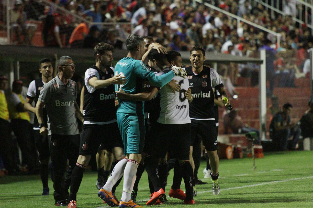 Jogadores comemoram o gol de Marlon (Foto: Carlos Insaurriaga/GEB)