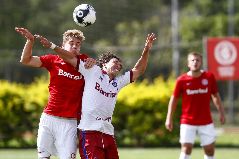 ALVORADA, RS - 11.11.2016 - FUTEBOL - Lance da partida entre Internacional e Caxias na tarde de quinta-feira (11)), no Estádio Morada dos Quero-Queros, em Alvorada, pela semi-final da Super Copa da FGF 2016. Foto: Guilherme Testa