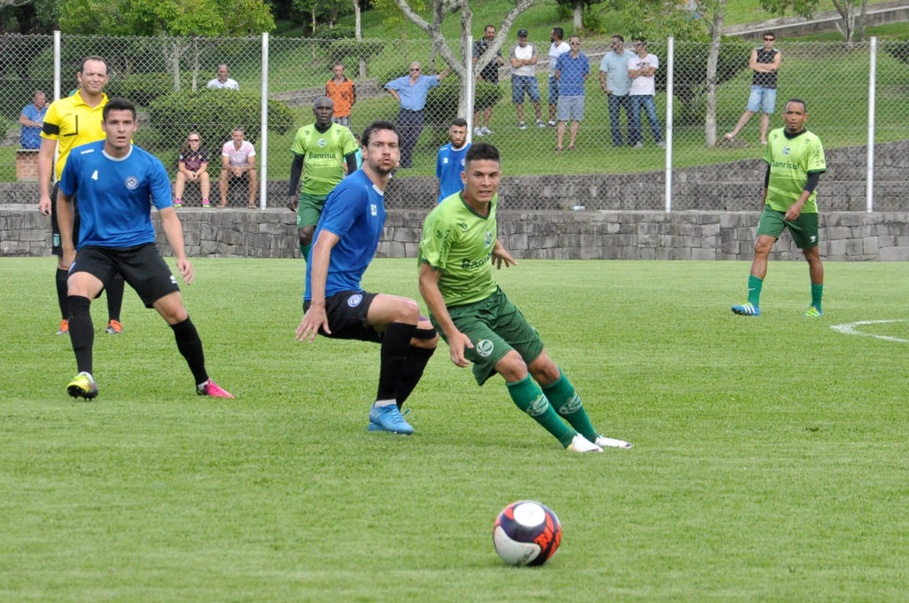 Dionas Bruno começou entre os titulares (Foto: Arthur Dallegrave / E.C.Juventude)