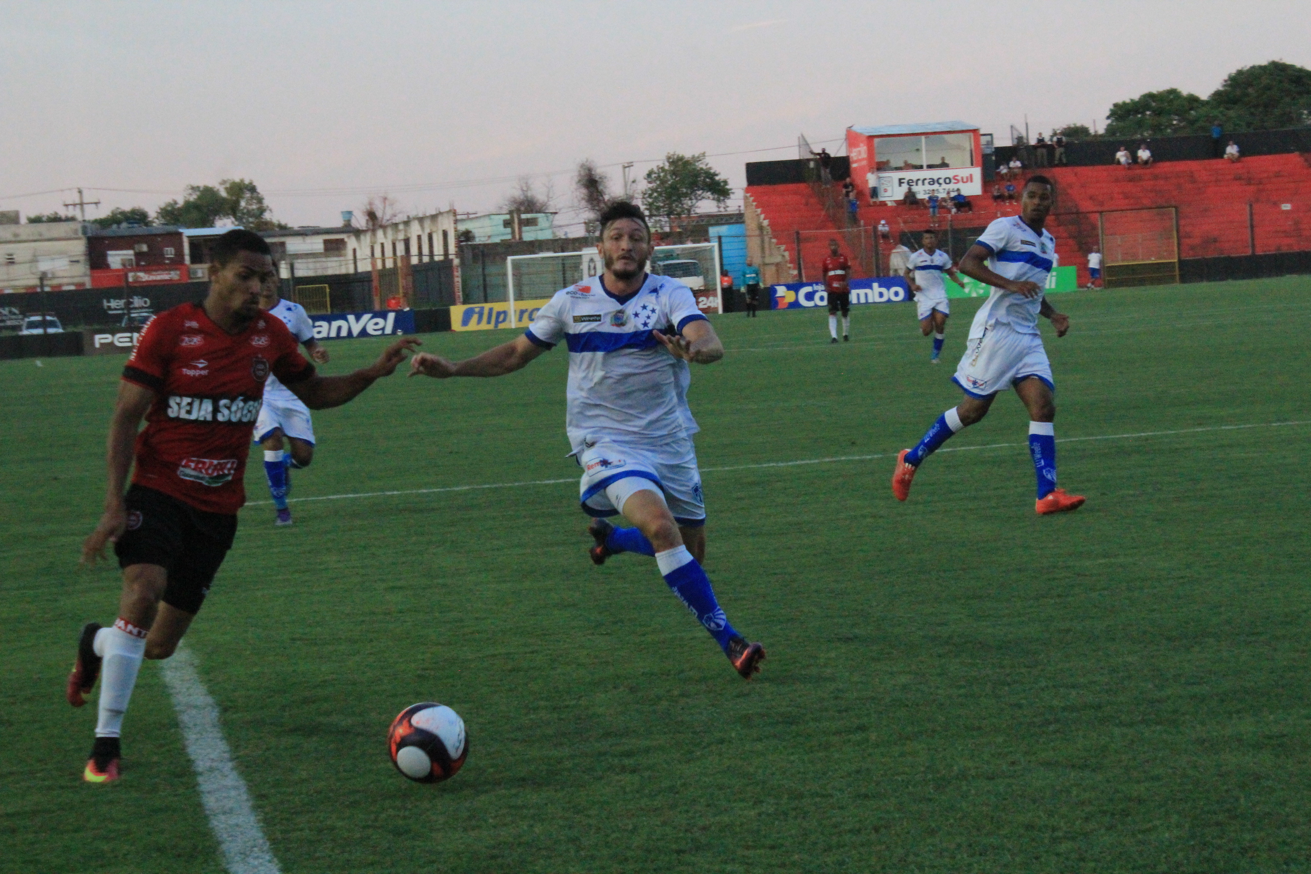 Juninho entrou no lugar de Lenílson ainda no primeiro tempo (Foto: Marina Neutzling/Rede Esportiva)