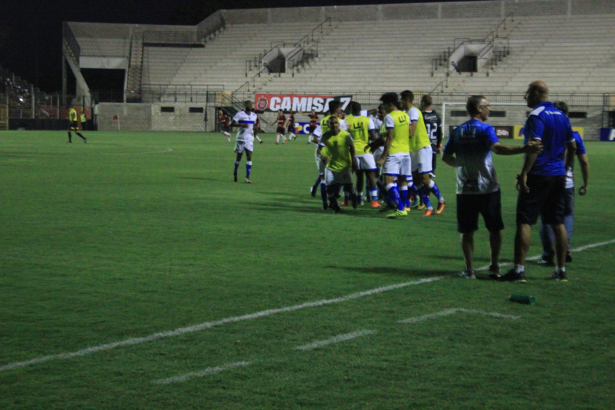 Jogadores comemoram o gol de Lucão (Foto: Gustavo Louzada/Rede Esportiva)